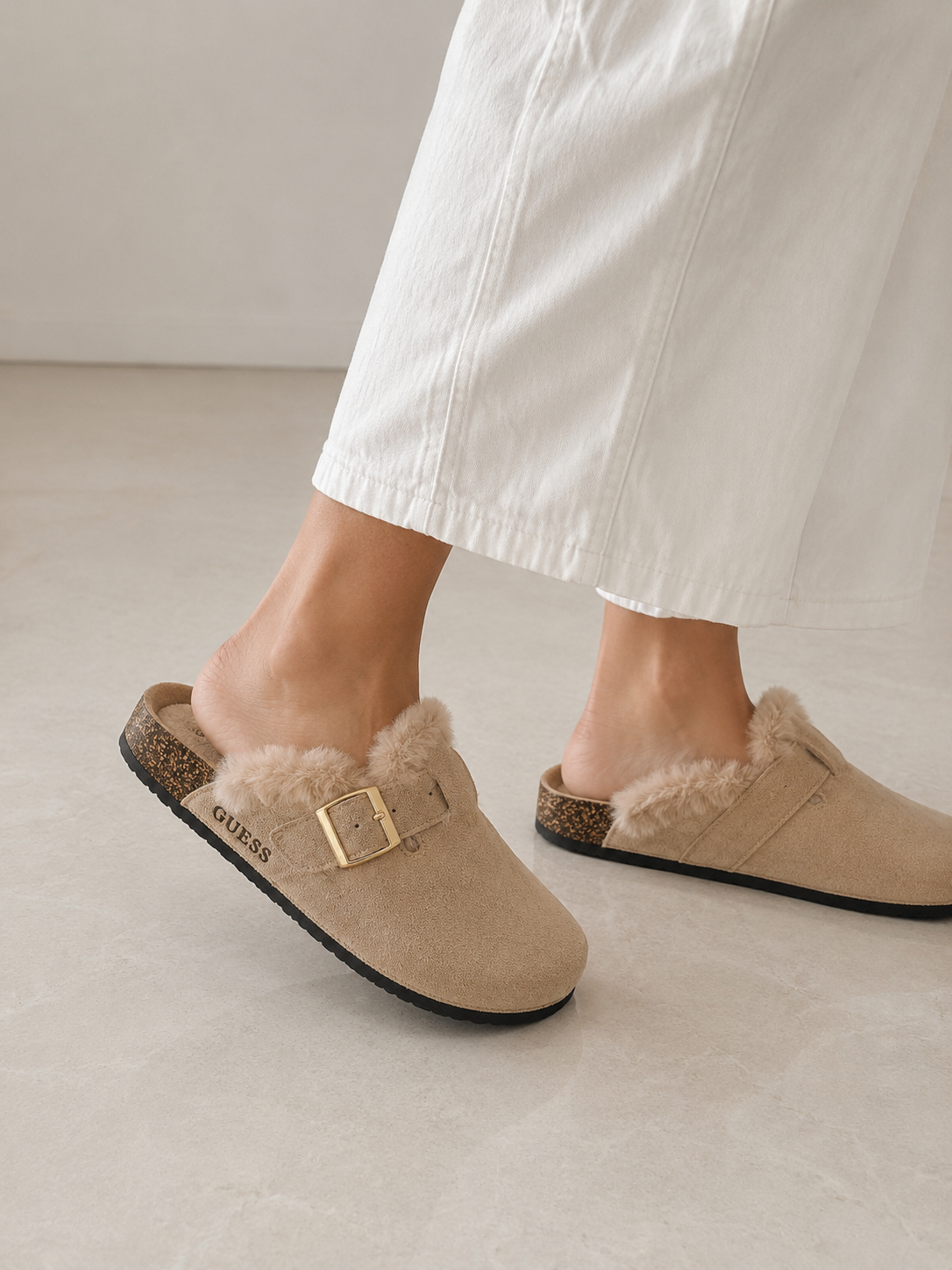 Chinelo guess com pelo