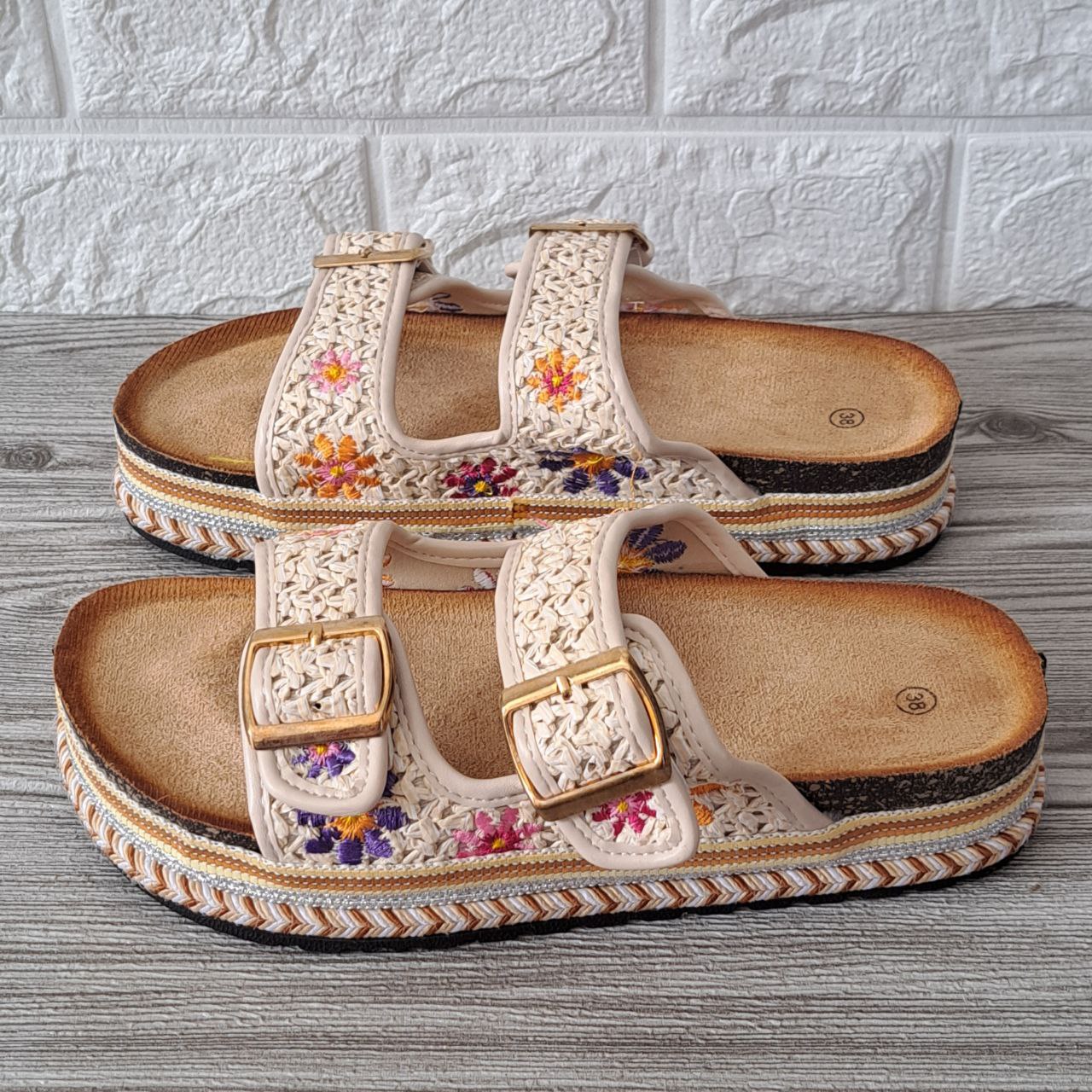 Chinelo Flores
