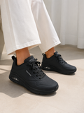 Skechers preta