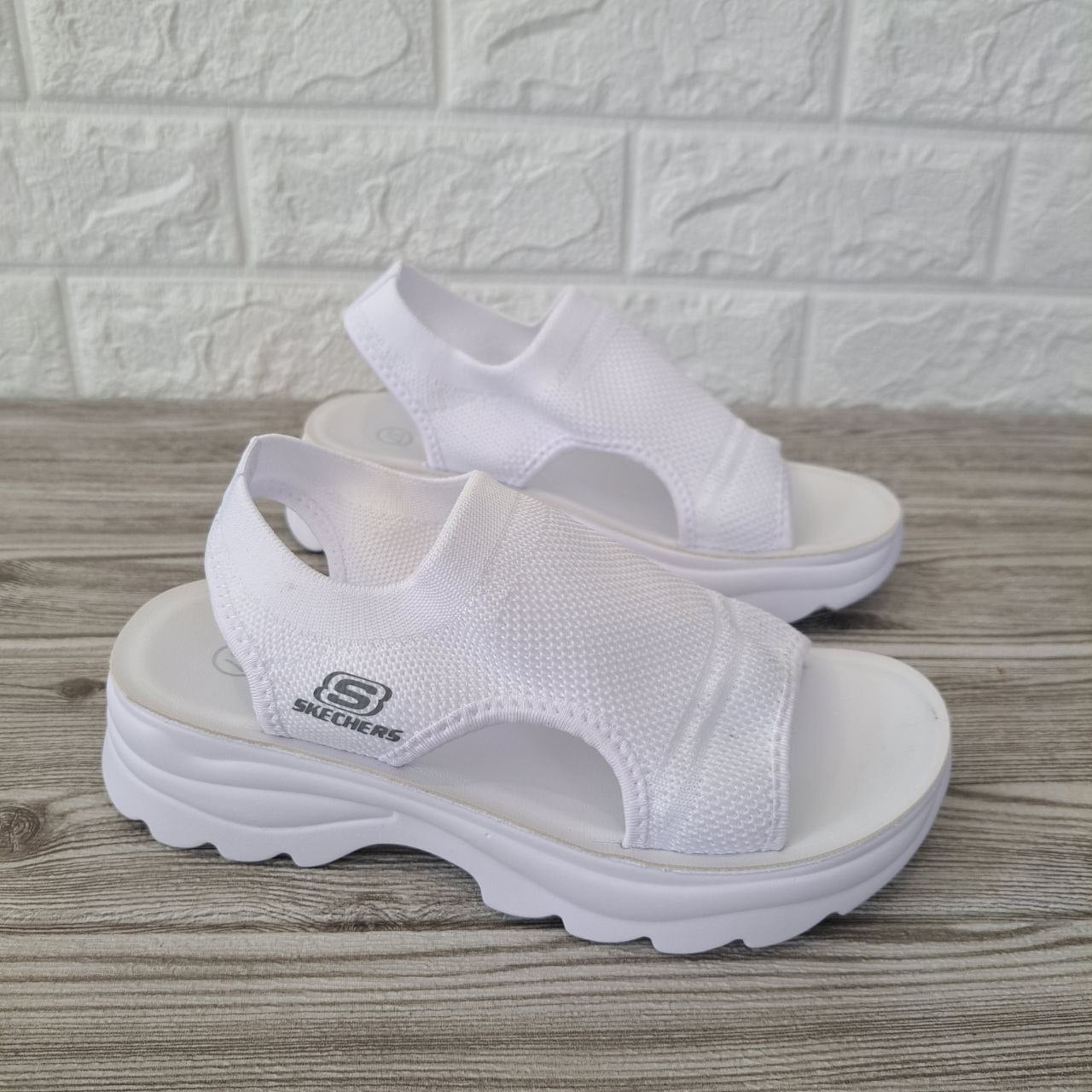 Sandália Skechers Branca