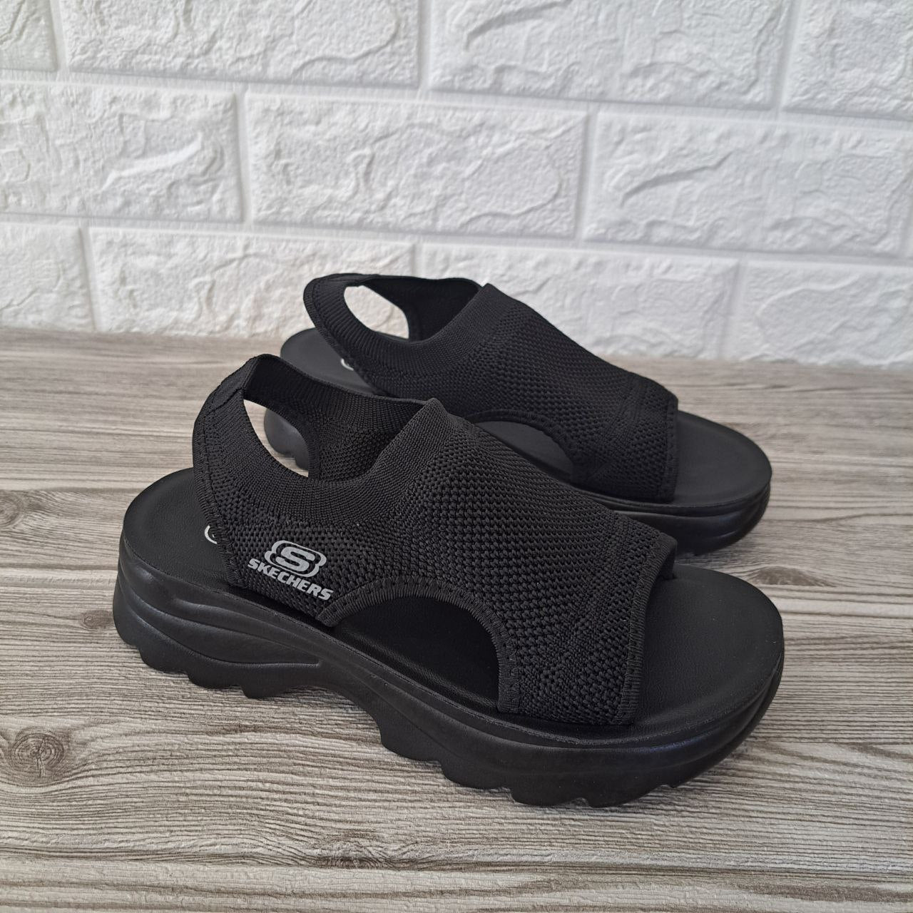 Sandália Skechers Preta
